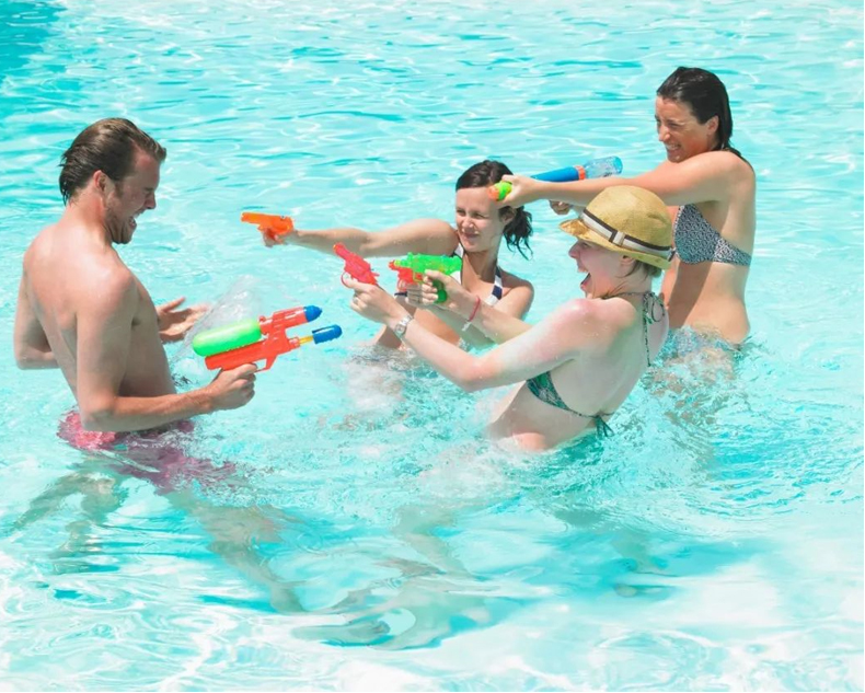 室內泳池什麽“咖位”？居然用專業定製的好色先生在线播放！！！