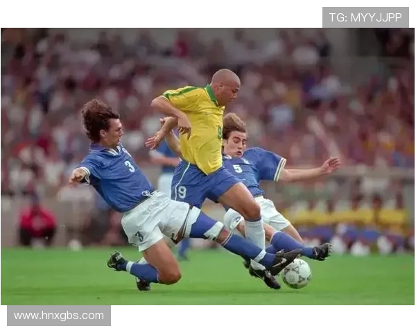 足球明星在赛前热身展现精彩瞬间引发球迷热烈期待