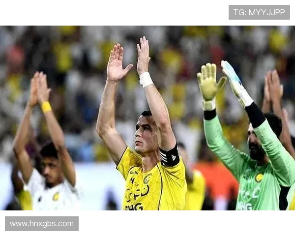 罗姓足球明星展现霸气风范引领全球赛场风潮